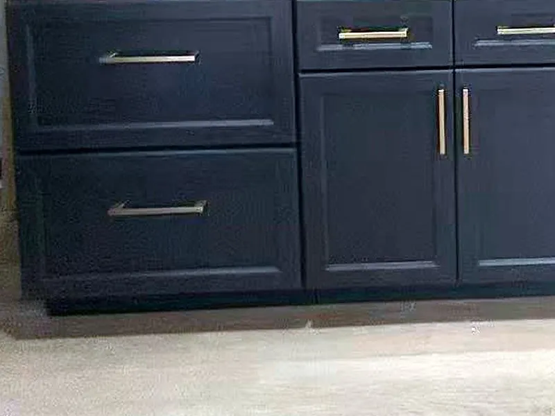 Navy shaker base cabinets with brushed gold bar pulls.
